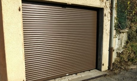 Nouvelle réalisation : Remplacement de portes de garage battantes en bois par une porte de garage enroulable en aluminium à Hauteville-sur-Fier (74)