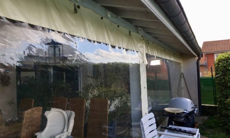 AVANT Réalisation d'une fermeture de terrasse avec des coulissants entièrement vitrés à Annecy